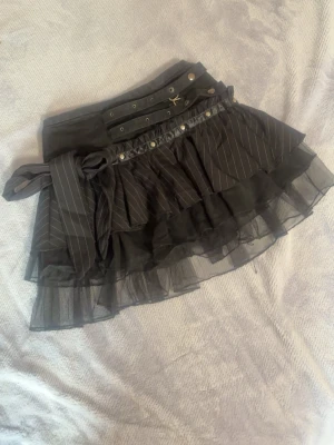 poizen industries kjol / skirt (läs beskrivningen!) - Säljer en kjol som tyvärr inte passar mig. Den är märkt storlek M, men skulle säga att den passar mer som XS eftersom den inte är stretchig alls.  Jag har bara provat den en gång efter köp, så den är i nyskick. Säljer den eftersom jag trodde att det var en M som skulle passa mig.  Kan mötas upp i Stockholm. Vid upphämtning kan jag sälja den för 600 kr istället för 640 kr om betalning sker via Swish.