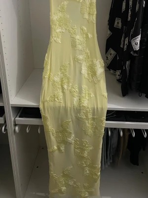 Summer Ready Maxi Dress - White Fox Boutique - Supersnygg ljusgul långklänning med stora blommiga broderier från White Fox Boutique. Klänningen har en figurnära passform och är ärmlös med djup urringning i ryggen. Helt ny, aldrig använd då jag råkade beställa i fel storlek.