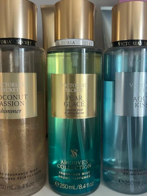 Victoria's Secret Pear Glacé body mist archives collection  - Fräsch doftmist från Victoria's Secret i varianten Pear Glacé. Flaskan är turkosgrön med gulddetaljer och rymmer 250 ml. Doften har inslag av sötad päron och daggfrisk melon. Perfekt för dig som gillar fruktiga och lätta dofter. Från Victorias secrets arcvives collection när de tog tillbaka några gamla mists för en stund. Limited edition. Säljs inte online längre 