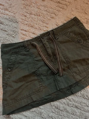 Kahki grön mini kjol - Vintage khaki grön mini kjol, knappt använd 
