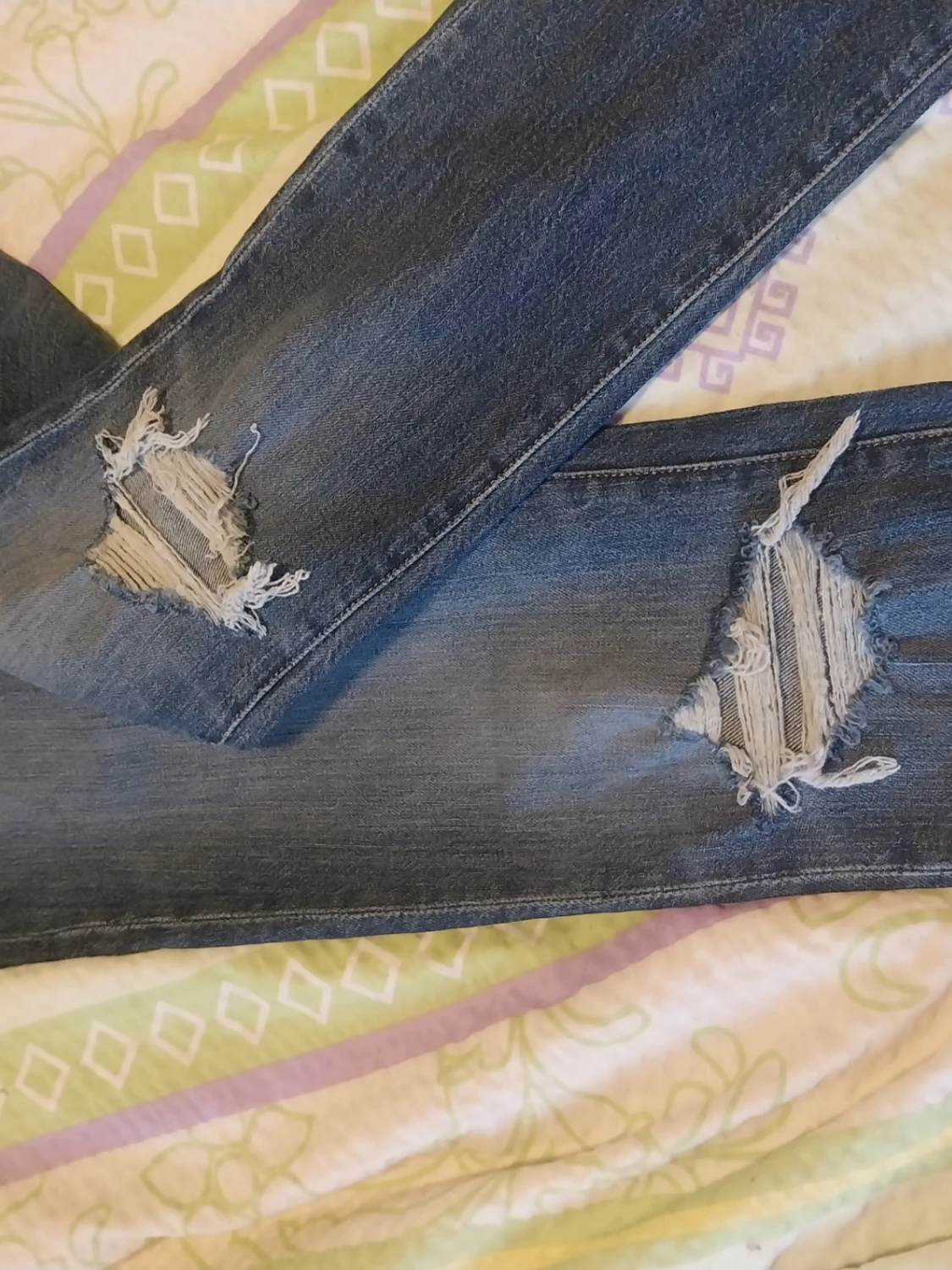 Mörkblå slitna jeans med hål - 1
