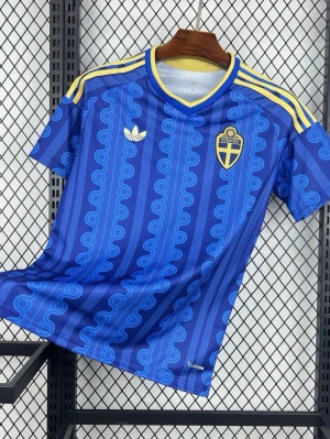 Blå Sverige fotbollströja Adidas - Säljer en blå fotbollströja från Adidas med Sveriges landslagsemblem på bröstet. Tröjan har gula detaljer, klassiska Adidas-ränder på axlarna och ett unikt mönster i olika blå nyanser. Tillverkad i lätt och ventilerande material, perfekt för träning eller match. Finns i storlekar från S-L!!! Fraktar inom en dag!!!