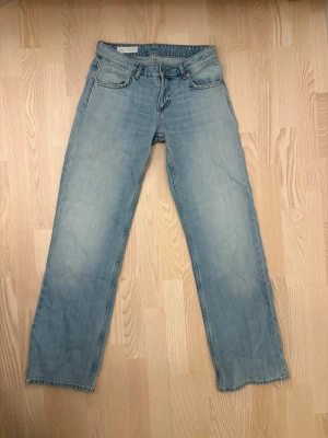 Ljusblå lågmidjade raka jeans - Ljusblå jeans med rak passform från Zara i storlek 36. Har bara används en gång innan