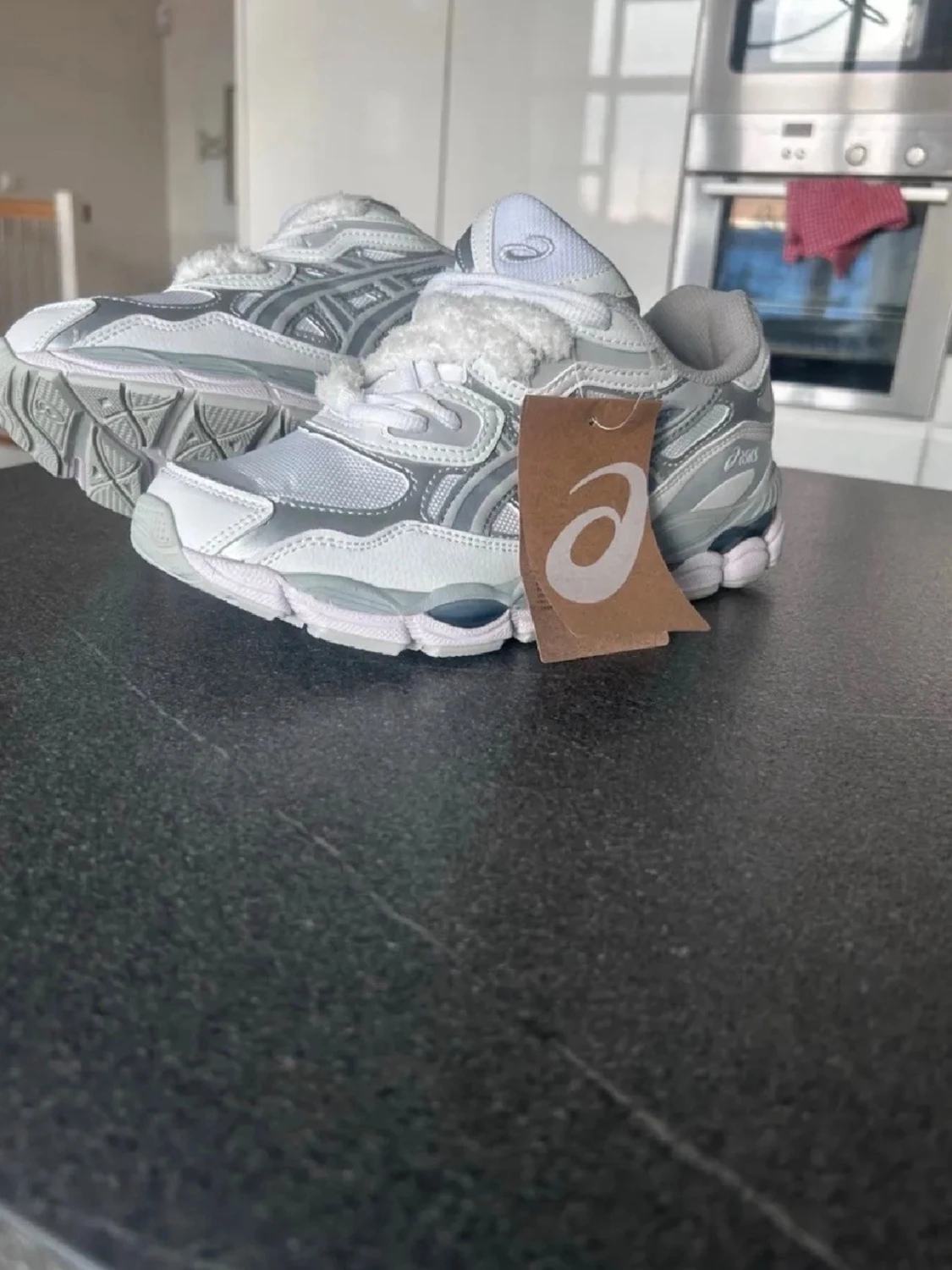 Vita och grå ASICS sneakers
