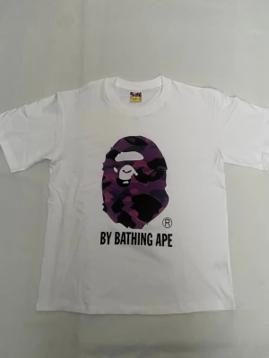 Bape tee Size S - Säljer en riktigt snygg bape T-shirt med lila rosa tryck i size S