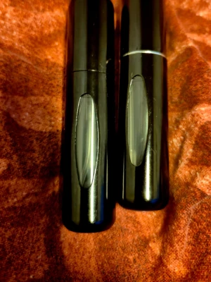 Traven spray - Två smidiga parfymatomizers i svart med transparent fönster för att se innehållet. Perfekta att ta med i väskan för att enkelt fräscha upp sig under dagen. Snygg och stilren design som passar alla.