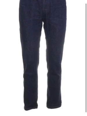 Mörkblå raka jeans apc  - Snygga mörkblå jeans i klassisk rak modell. Jeansen har fem fickor och är tillverkade i ett robust denimtyg. Perfekta för dig som gillar en tidlös och enkel stil. De är från APC modell low standard storlek 31