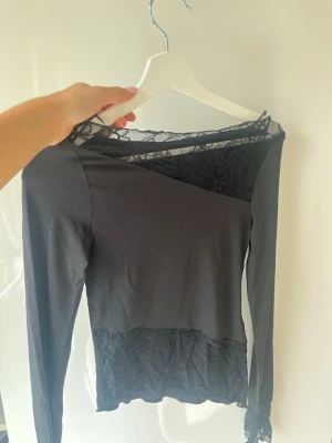 Topp från Nelly  - Så snygg asymmetrisk topp från Nelly som endast är testad! 