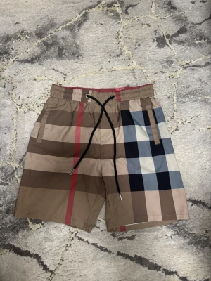 Snygga burberry short  - Nya burberry short snygga inför somamren