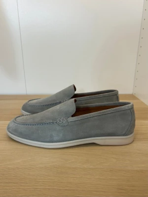 Hammerstein Loafers | 43 - Handgjorda loafers från tyska märket Hammerstein i mocka | Size: 43 | Innersula: 28,5 cm | Skick: 10/10 (nya med box) | Ordinarie nypris ca 3500 :- | Tveka inte att kontakta mig vid frågor😁!