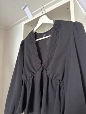 Svart blus med spets - Svart blus från Divided, knappt använd! Hör av dig vid frågor💕