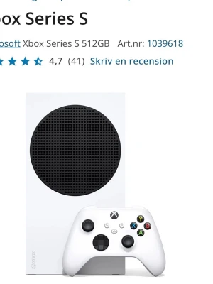 Xbox Series S 512GB vit spelkonsol - Xbox Series S är en kompakt och stilren vit spelkonsol från Microsoft med 512GB SSD-lagring. Konsolen har en rund svart ventilationsyta och levereras med en matchande vit trådlös handkontroll. Perfekt för gaming i hög upplösning och snabba laddningstider.