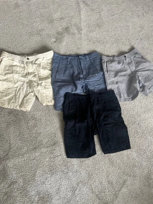 Sommar shorts S - Alla är i Storlek S  Vita:linne, från HM Mörkblå: bomull, från Cubus.  Blåa: linne, från Cubus.  Randiga: bomull. Från these glory’s day.                                        Mer bilder kommer i dm