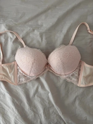 Hunkemöller spets BH i ljusrosa - Köpt secondhand med lapparna kvar, aldrig använd efter dess