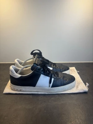 Valentino Flycrew | 45 - Säljer dessa otroligt snygga valentino flycrew skorna i storlek 45 | Alla nitar kvar, 8/10 skick | Garanterad Äkthet | dustbag medföljer 