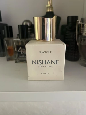 Nishane Hacivat Extrait de Parfum - Nishane Hacivat Extrait de Parfum  || En Riktigt fin och elegant doft som funkar perfekt i både vardagen och på speciella tillfällen || är du en person som gillar starka citrus dofter som håller sjukt länge på kroppen är denna perfekt || ni se på sista bilder ungefär hur mycket som är kvar, jag skulle uppskatta mellan 30-35 ml av 100 kvar || atomizern e sådär pga en sak under atomizern fastnat under korken ( du ser på bilderna || nypris ca 2200 kr för 100 ml || mitt pris: endast 549 || frågor?