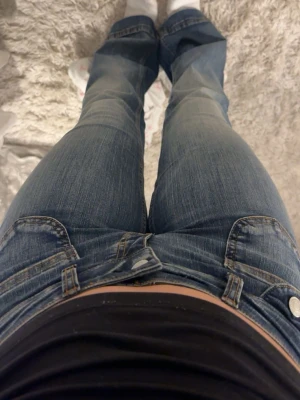 Bootcut jeans med låg midja från Nelly - Säljer ett par blå bootcut jeans från Nelly med låg midja. Köpt för 700kr med prislapp kvar. Helt nya 