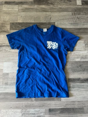 Blå t-shirt med tryck - Ifk t shirt från ifk komandobrygga