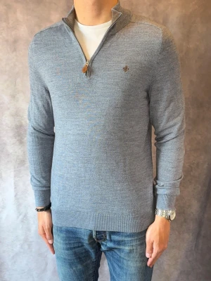 Ljusblå Morris Half Zip - Stl M - Riktig snygg Morris Half Zip i 100% merinoull 🙌| Mycket bra skick: 9,5/10, utan defekter  | Stl: M |  Modellen är 177cm och väger 74kg | Billigare pris vid köp av bundle 😉Hör av dig vid frågor // Galgen 🫡 