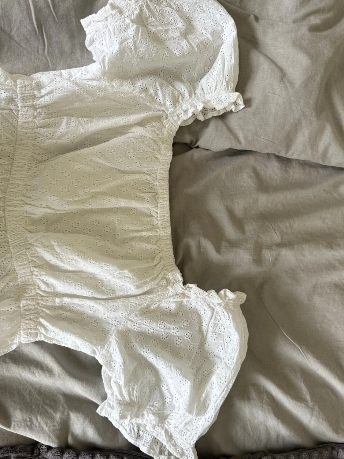 Vit broderad blus med puffärm - 1