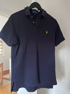 Piké från Ralph Lauren - Snygg piké från Ralph Lauren | Storlek S | Lite lite solblekt (inget som har märkts vid användning) annars mycket fina skick✅|