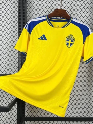 Sverige 2026 VM tröja - Sverige 2026 VM tröja (hemma). Finns i storlek S, M, M, L!!! Fraktar dagen efter du köpt!!!