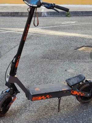 Kukirin G2 el-scooter svart/orange - Elektrisk scooter Kugoo Kirin G2 i svart med orange detaljer. Robust ram i metall, bred fotplatta med halkskydd, stora däck och justerbart styre. Perfekt för smidig transport i stan eller till skolan. Snygg design med sportiga dekaler.
