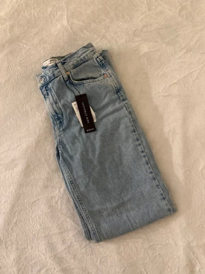 Stradivarius Jeans - Snygga och helt nya straight jeans från Stradivarius. Storlek 34