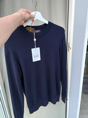 Loro piana stickad tröja  - Säljer denna LP stickade tröjan. Storlek 50 sitter mer som S/M. Köpt via vestiare collective med deras verifieringstjänst. Den är i extremt bra skick runtom, förutom ett litet hål som har skapats vid tvättlappen som dessutom är bortklippt. Jag ska se till att sy ihop den innan affär, så inget att oroa sig över. Hör av er vid eventuella frågor! 