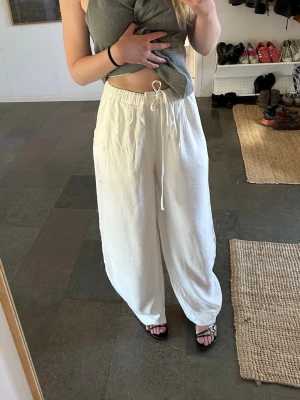 Utsvängda linnebyxor  - Vida linnebyxor i ”ballong” modell!! Aldrig använda så fortfarande lapp kvar💗 Nypris är 1600kr