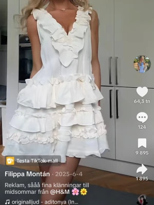 Vit volangklänning från H&M - Supersöt vit kortklänning från H&M med flera volangdetaljer och djup v-ringning. Klänningen har ärmlös design och är perfekt för somriga dagar. Tillverkad i ett lätt och luftigt material som känns bekvämt mot huden. Slutsåld!