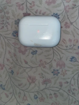 Vita trådlösa hörlurar i laddningsetui - Apple AirPods Pro, lite sönder(på vänster) inte så gammal