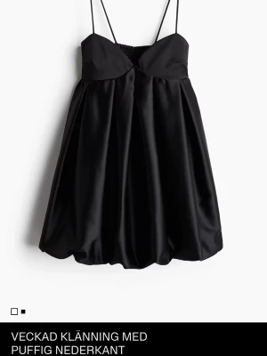 svart klänning H&M - Jättefin svart klänning från H&M. Använd fåtal gånger och i jättebra skick! Skriv vid intresse eller frågor💕Slutsåld på hemsidan. (SISTA BILDEN ÄR LÅNAD) 