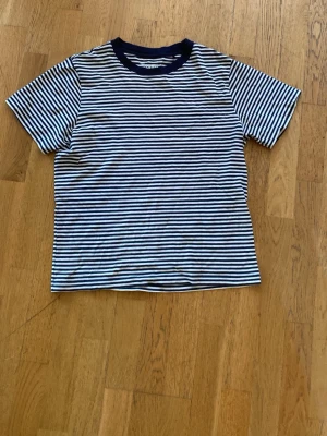 Randig t-shirt från Weekday - Snygg randig t-shirt från Weekday i storlek M/L. Väldigt skönt material och perfekt till sommaren. Använd ca 5 gånger.
