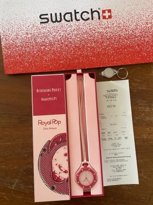Swatch x Audemars Piguet Royal Pop - Swatch x AP  Det som ingår:  Klockan (Otto Rosso) Uv lampa Certifikat  Kvitto   Kan posta eller mötas i Stockholms området. Vid frågor kontakta mig.