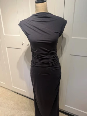 Set från ginatricot - Säljer ett set från Gina tricot. Använd ett fåtal gånger. Ord. pris är ca 600 kr. Kjol och tröjan kan köpas separat.