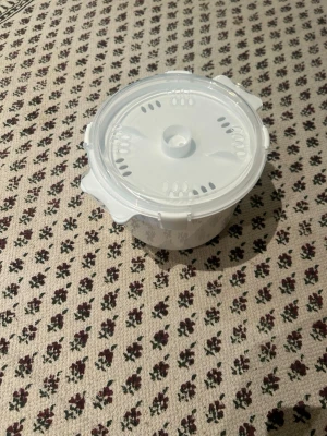 Vit riskokare till micro i plast från Modern Living - Praktisk vit riskokare i plast från Modern Living. Inkluderar lock med ångventil, insats och sked. Perfekt för att laga ris snabbt i mikron. Enkel att använda och rengöra, smidig storlek för köket.