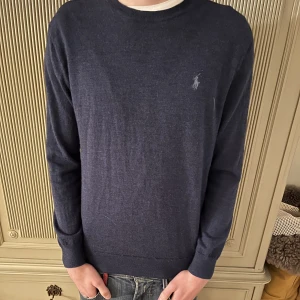 Ralph lauren tröja - Säljer denna blåa Ralph lauren tröja i merinoull  Storlek M Tveka inte att höra av dig om du har funderingar! Tröjan har ett litet hål i armhålan lätt att laga 