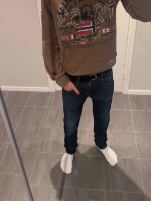 Replay Jeans  - Ett par väldigt fina Replay jeans i mörkblå färg. Passar till allt och är väldigt stilrena. Perfekt inför varmare väder med T-shirt. Jeansen passar till alla stiler. Väldigt Grish och vackra. Storleken är 30/32 och nypris är ca 1500kr. Pris kan diskuteras.