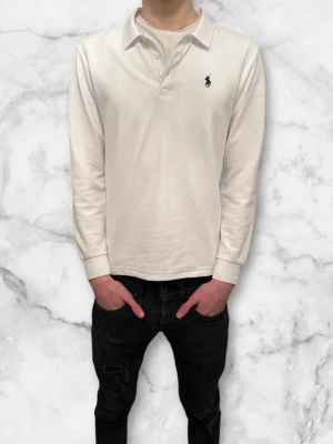 Ralph Lauren Piké - Ralph Lauren långärmad piké. Nypris runt 1500kr säljs för 399kr. Tröjan är använd 1-2 gånger.