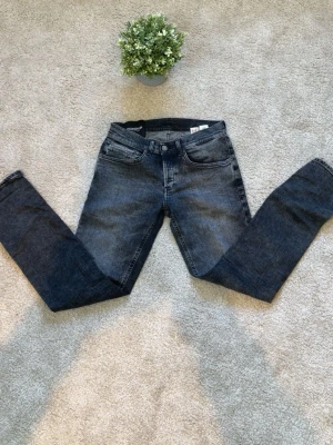 Dondup jeans - Säljer mina dondup jeans som är slim i en mörk grå färg med fades. I storlek L 30 W30