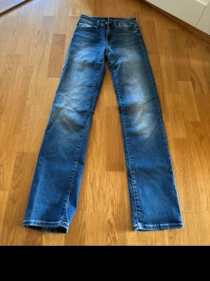 Jeans - Blå jeans i tight (rak) form 
