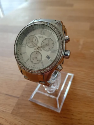 Timex Miami Chrono 38mm Unisex - Säljer en snygg unisexklocka från eftertraktade Timex i nära nyskick enligt bilder. Enstaka tecken på användning som inte syns. Fungerar bra, originalarmband i rostfritt stål, datumvisare, mineralglas, japanskt urverk, vattentät, kronograf osv. Behöver bara nytt batteri.  Nypris: 1090 SEK Begagnat pris: <700 SEK Mitt pris: 489 SEK  Skriv vid frågor och se gärna mina andra annonser! Skapar gärna deals och paketpriser för just dina behov!   Skickas snabbt och spårbart med alla möjliga fraktsätt.