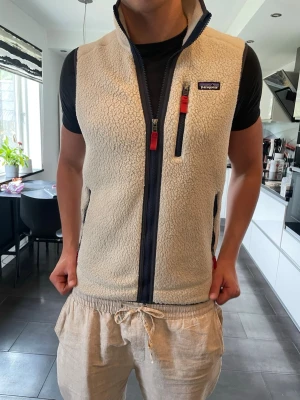 Patagonia väst - Säljer nu min väst då jag inte känner för någon användning av den samtidigt som den börjar bli liten. Västen är i nyskick och har aldrig behövt tvättas. Den är i storlek M och passar som den ska för sin storlek. Minsta lilla fråga bara att höra av sig och jag är öppen för att diskutera pris.