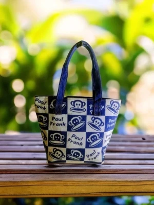 Snygg Jeansväska Från Paul Frank  - Mått B25-38*H29*D11cm Helt ny i sin förpackning. Söt jeanshandväska från Paul Frank med den välkända apan som är perfekt accessoar för dig som älskar lekfull design och retrostil. Passar för vardag och casual stil, finns en ficka på sidan, och inuti finns ytterligare två fickor.