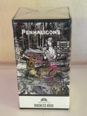 Penhaligon's Duchess Rose parfym - Penhaligon's The Coveted Duchess Rose är en exklusiv parfym i en snygg, konstnärligt dekorerad kartong med svartvita och färgade detaljer. Förpackningen har ett unikt motiv och tydlig logga. Perfekt för dig som gillar lyxiga och unika dofter.
