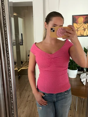 Rosa topp med v-ringning - Säljer en rosa topp med v-ringning och korta ärmar. Perfekt till sommaren🩷🩵