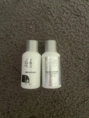 Depend Gel iQ Remover & Cleanser - Två flaskor från Depend Gel iQ-serien: en Remover (steg 2) och en High Shine Cleanser (steg 5). Båda flaskorna är vita med silverfärgade lock och text i silver och svart. Perfekta för dig som gör gelnaglar hemma och vill ha ett proffsigt resultat. lite mer än hälften i både