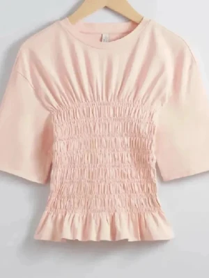 Ljusrosa topp - Supersöt rosa topp med scrunch, använd en gång. Helt sprillans nytt skick! Köpt på &OthetStories för 499kr, Skriv vid frågor🥰