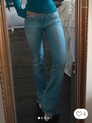 Ljusblå bootcut jeans - Säljer ett par ljusblå bootcut med låg midja. Innerbenslängd: 80cm. Jeansen är köpta från vinted men passade tyvärr inte mig! Jag har aldrig använt dom och tjejen innan mig hade inye heller använt dom så de är som nya 💗första bilden är lånad!